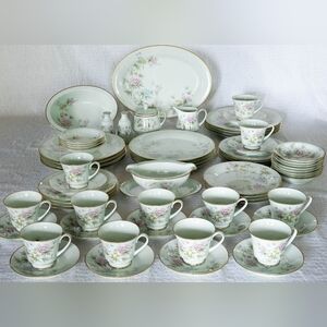 Beautiful Noritake Troubadour 8226 Pattern. 12 Settings W/ Serving Pieces. Japan